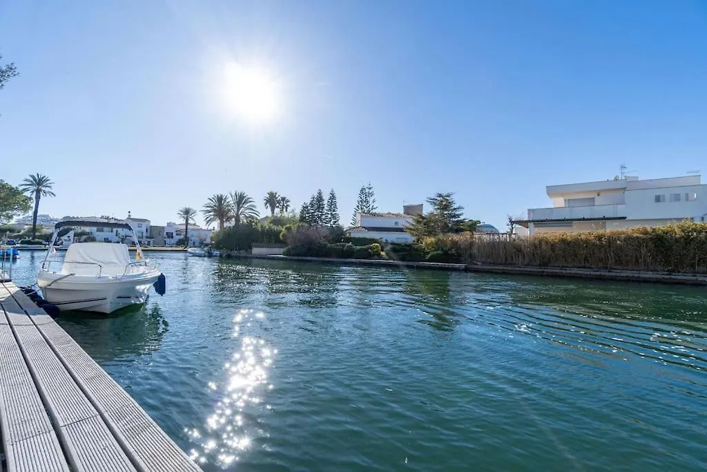 2027 Casa De Pescador Con 3 Habitaciones, Piscina Y Amarre By Homeselectspain Empuriabrava Nyaraló